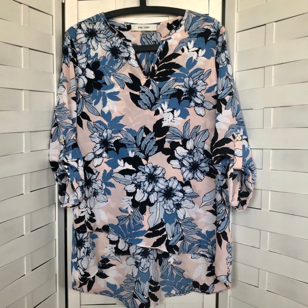 JONES STUDIO FLORAL BLUE PINK  BLOUSE SIZE SMALL
